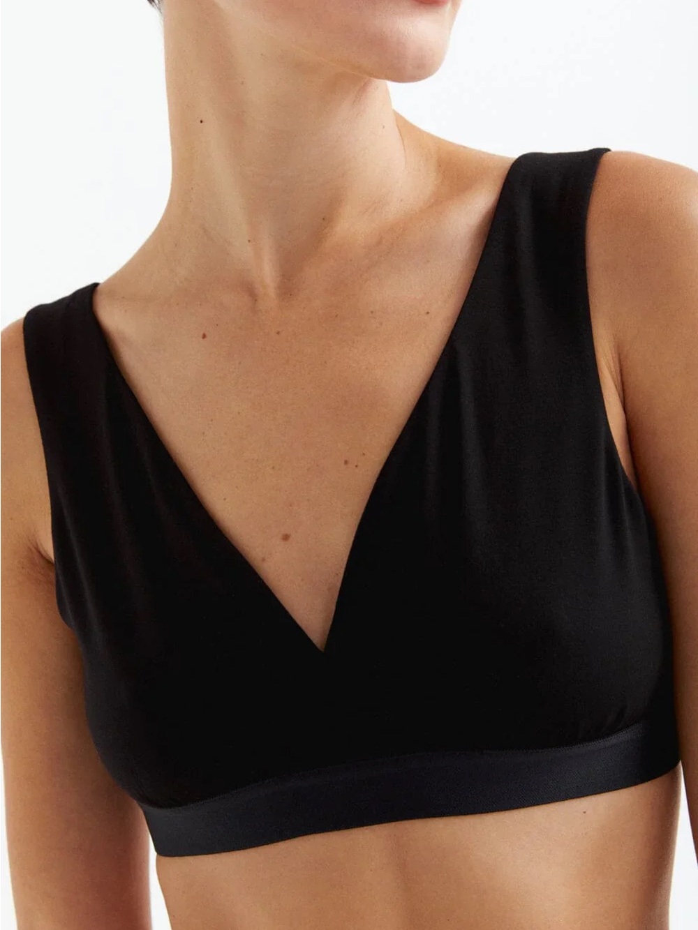 Wireless V-Neck Bralette in Black